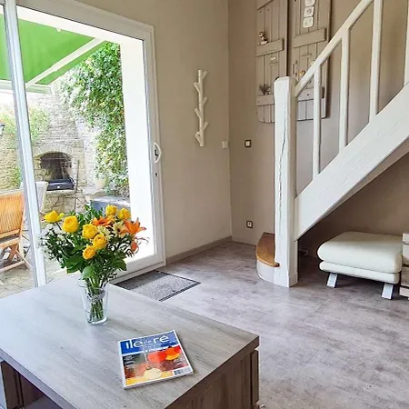 Charmante Entierement Renovee, Dans Le Centre Du Village *