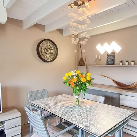 Charmante Entièrement Rénovée, Dans Le Centre Du Village *