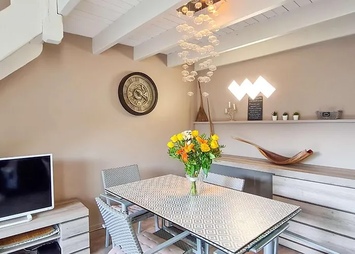 Charmante Entièrement Rénovée, Dans Le Centre Du Village *