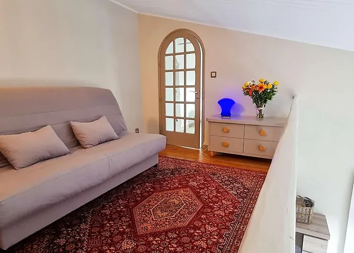 Charmante Entièrement Rénovée, Dans Le Centre Du Village